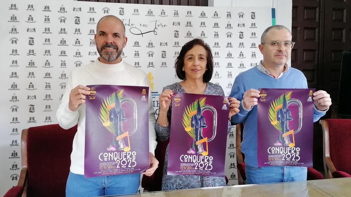 El concejal de Cultura, la alcaldesa y el compositor toresano muestran el cartel del concurso
