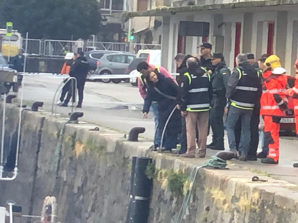 Encuentran de madrugada el cadáver de una persona en el puerto de Ribeira