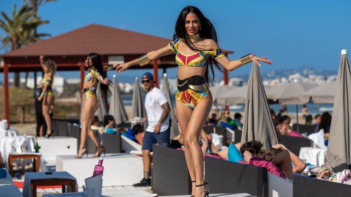 Varias bailarinas ambientando las terrazas de Nassau Beach Club en la playa durante la reapertura.