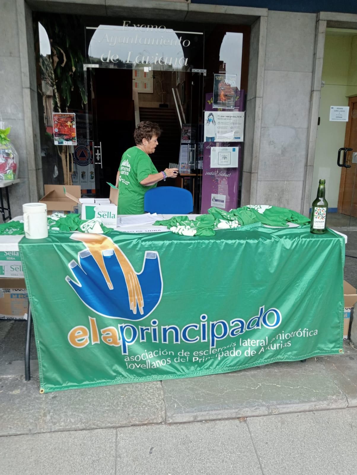 Doscientas personas marchan y escancian en Laviana para combatir la ELA