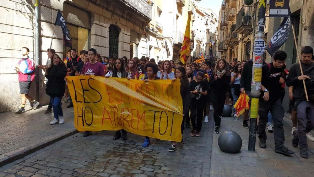 Manifestació d'estudiants contra la sentència del procés pels carrers de Girona