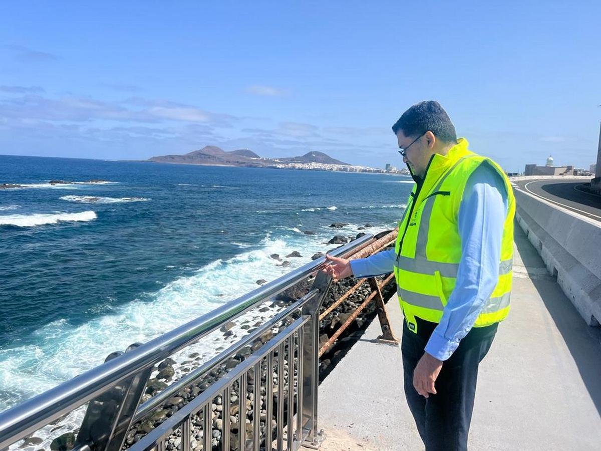 Imagen del consejero de Obras Públicas del Cabildo de Gran Canaria, Miguel Ángel Pérez, visitante las obras de El Atlante.