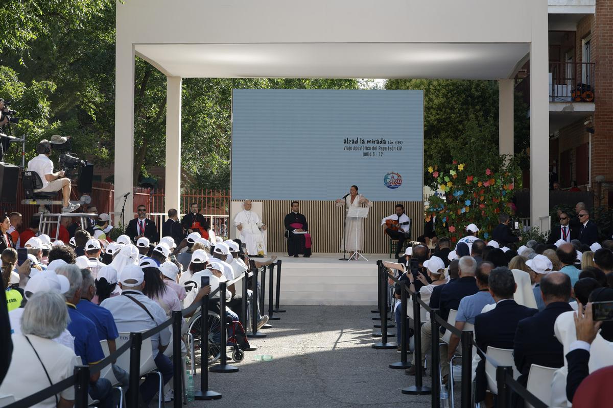 El papa León XIV en su visita este sábado al centro CEDIA 24 Horas, de Cáritas Madrid. El papa León XIV en su visita este sábado al centro CEDIA 24 Horas, de Cáritas Madrid.