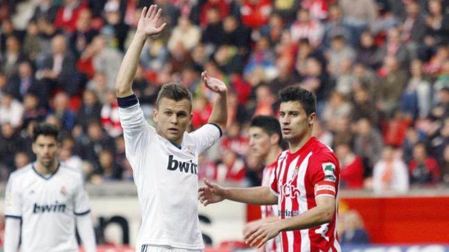 Canella cubre a Denis Cheryshev.