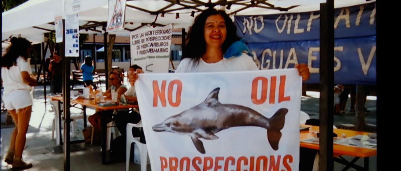 Una mujer protesta contra las prospecciones de petróleos en el documental. | FOTOS: J.A.RIERA