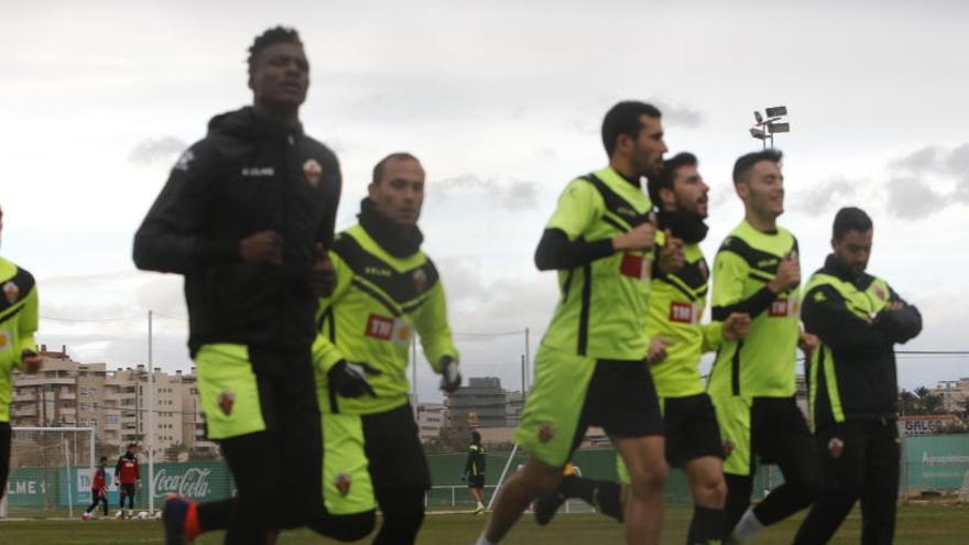 Los jugadores del Elche haciendo carrera continua