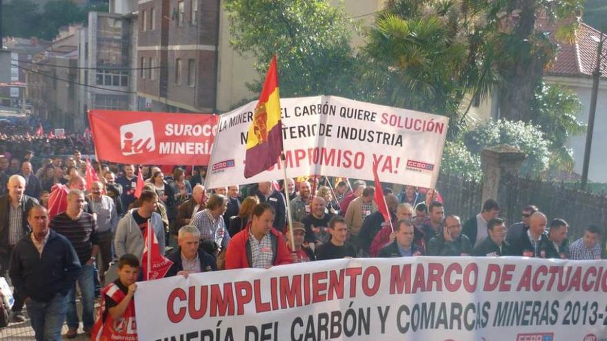 La manifestación, a su paso por el centro de Cangas del Narcea.