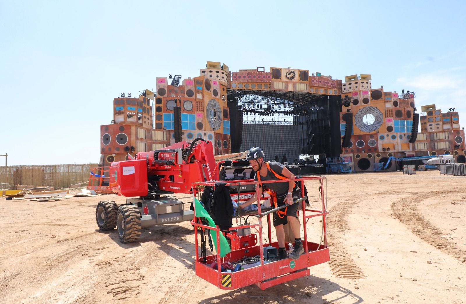 En imágenes | Montaje del escenario del Monegros Desert Festival