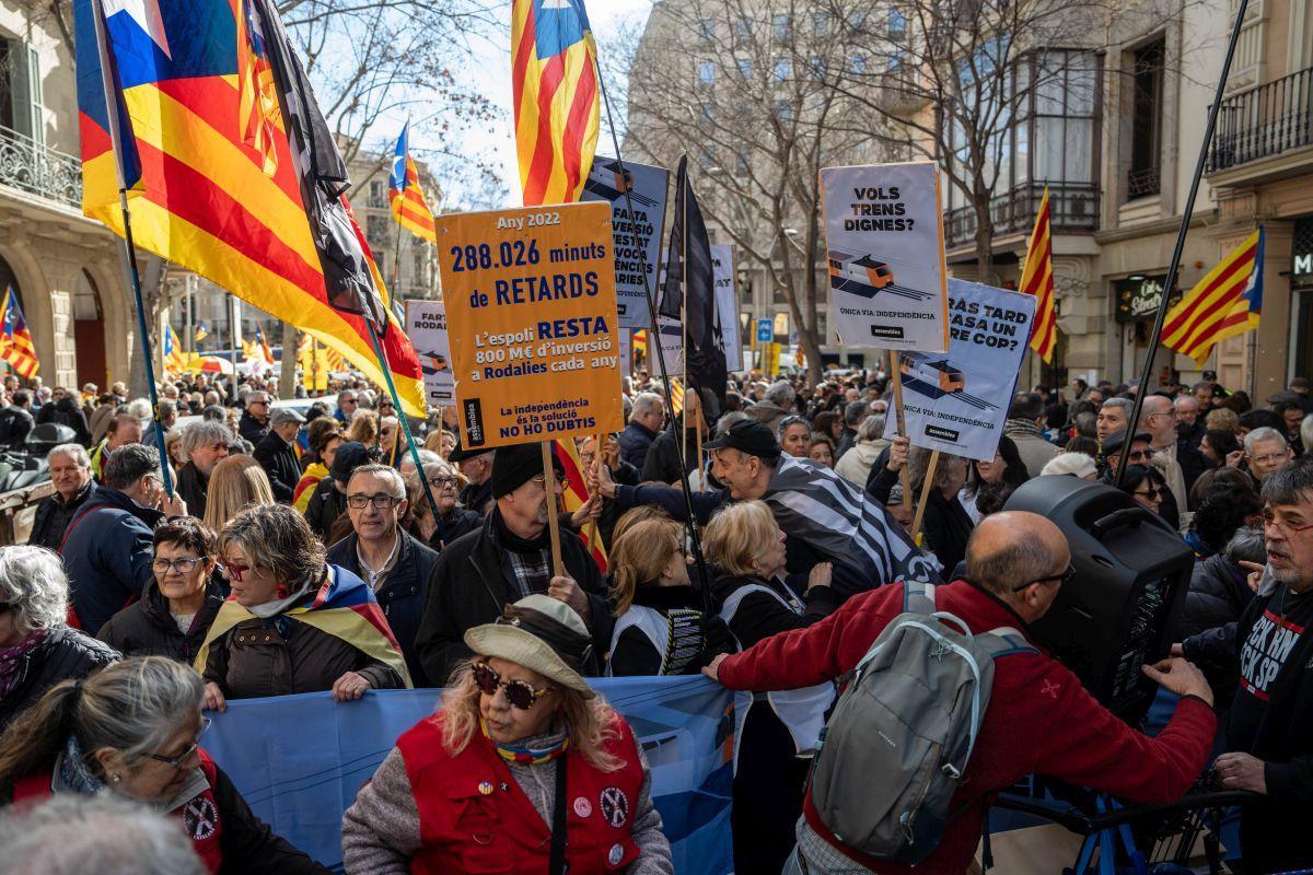 Los partidos y entidades independentistas arremeten contra el Govern y el Estado por Rodalies