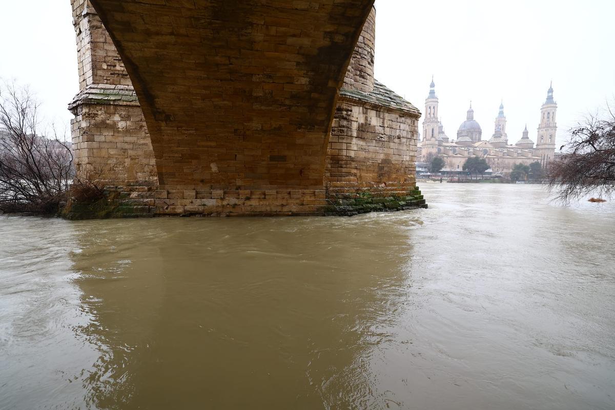 En imágenes I Así pasa el Ebro por Zaragoza tras las lluvias de los últimos días