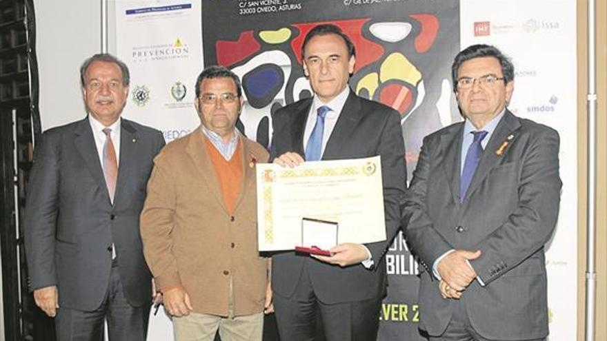 El rector de la UCO recibe la medalla de oro al mérito profesional