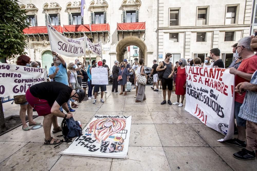 Vecinos de la Zona Norte piden la dimisión de Julia Lllopis.