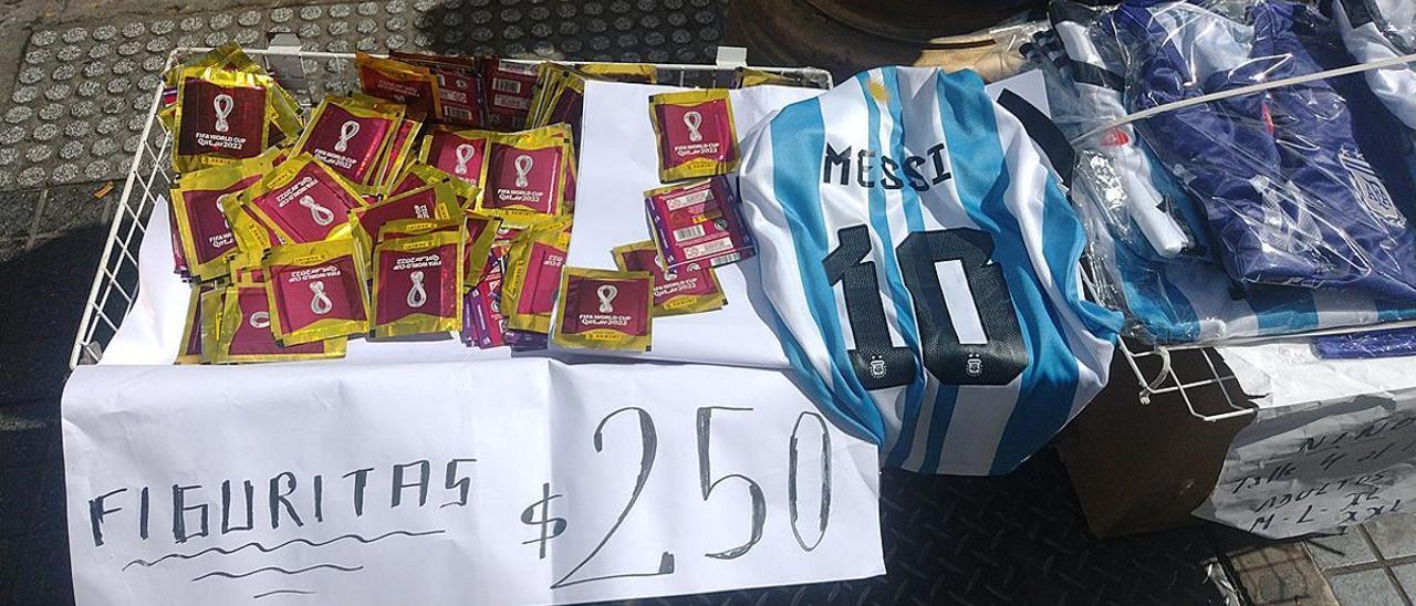 Venta de cromos del Mundial en un puesto callejero de Buenos Aires.