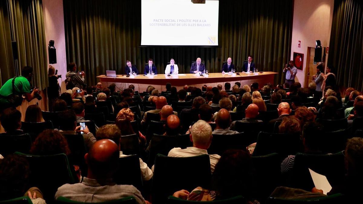 Saturación turística en Mallorca: Las fotos de la primera de la mesa contra la saturación en 2024.