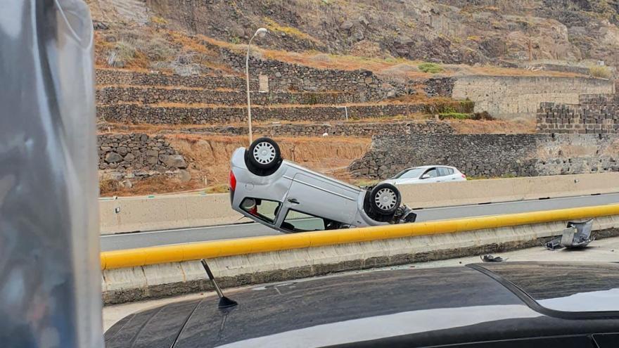 Vuelca un coche frente al Pepe Chiringo