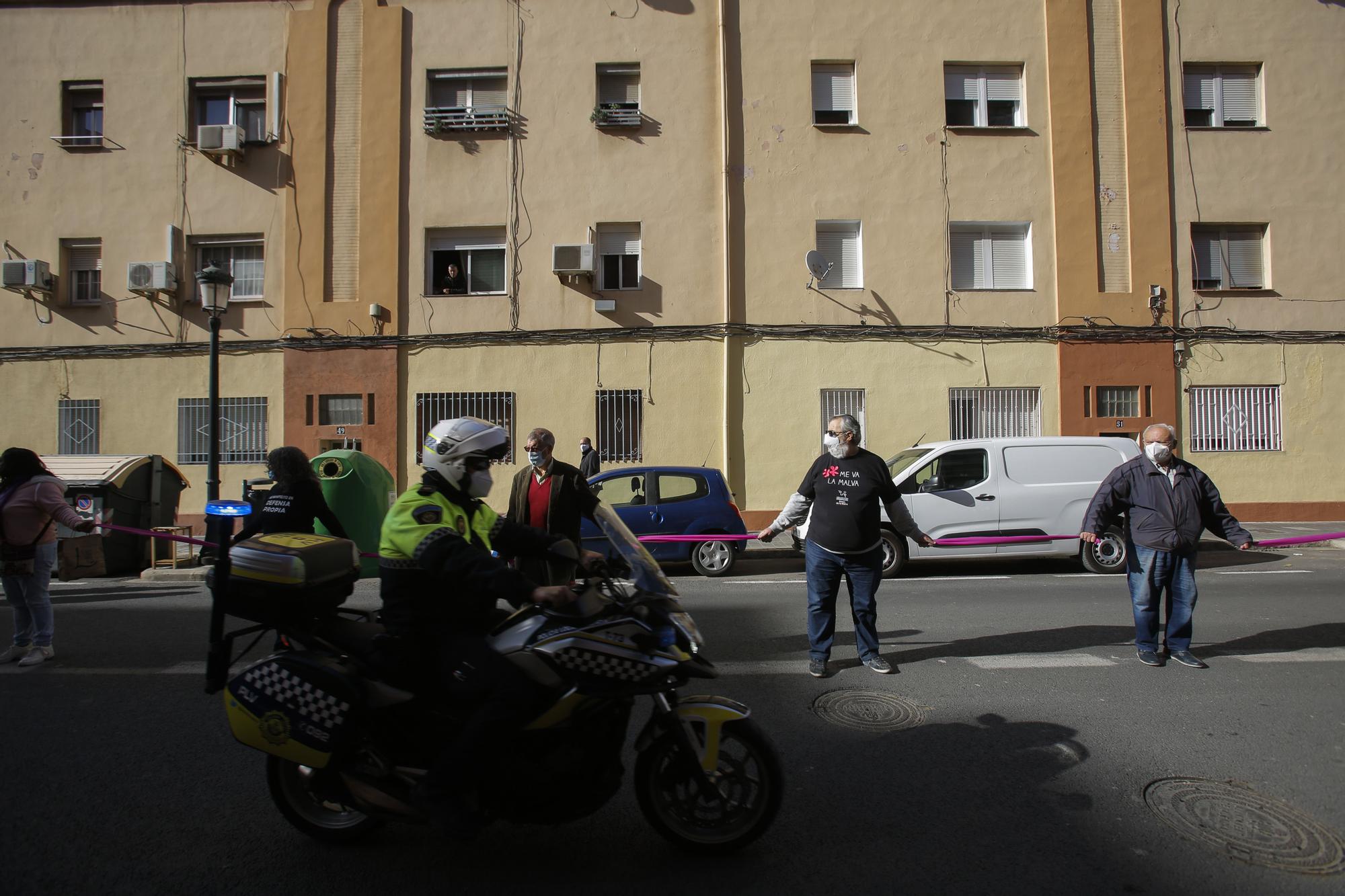 La Malva-rosa vuelve a los años noventa: falta de urbanización, dotaciones y problemas de droga. Una marea humana reivindica la dignidad de un barrio histórico