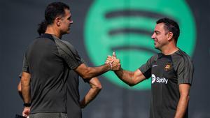 Márquez saluda a Xavi en un entrenamiento