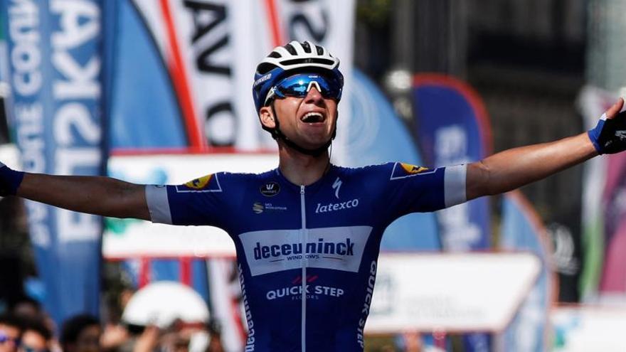 Evenepoel, de 19 años, se alza con la Clásica de San Sebastián.