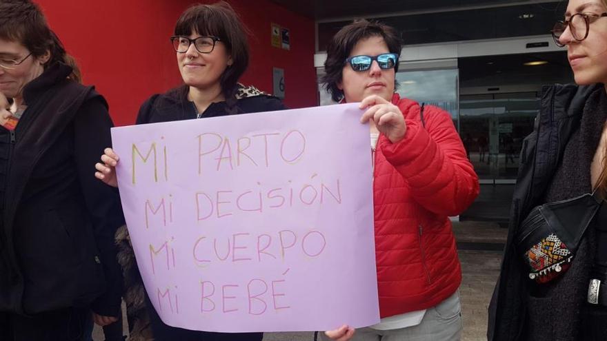 Concentraciones ayer ante el HUCA en protesta por el ingreso forzoso de la mujer embarazada