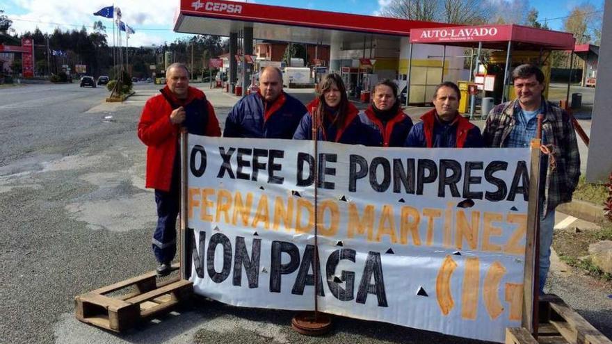 Los trabajadores de la gasolinera, durante una protesta, acompañados por Xesús Pastoriza.