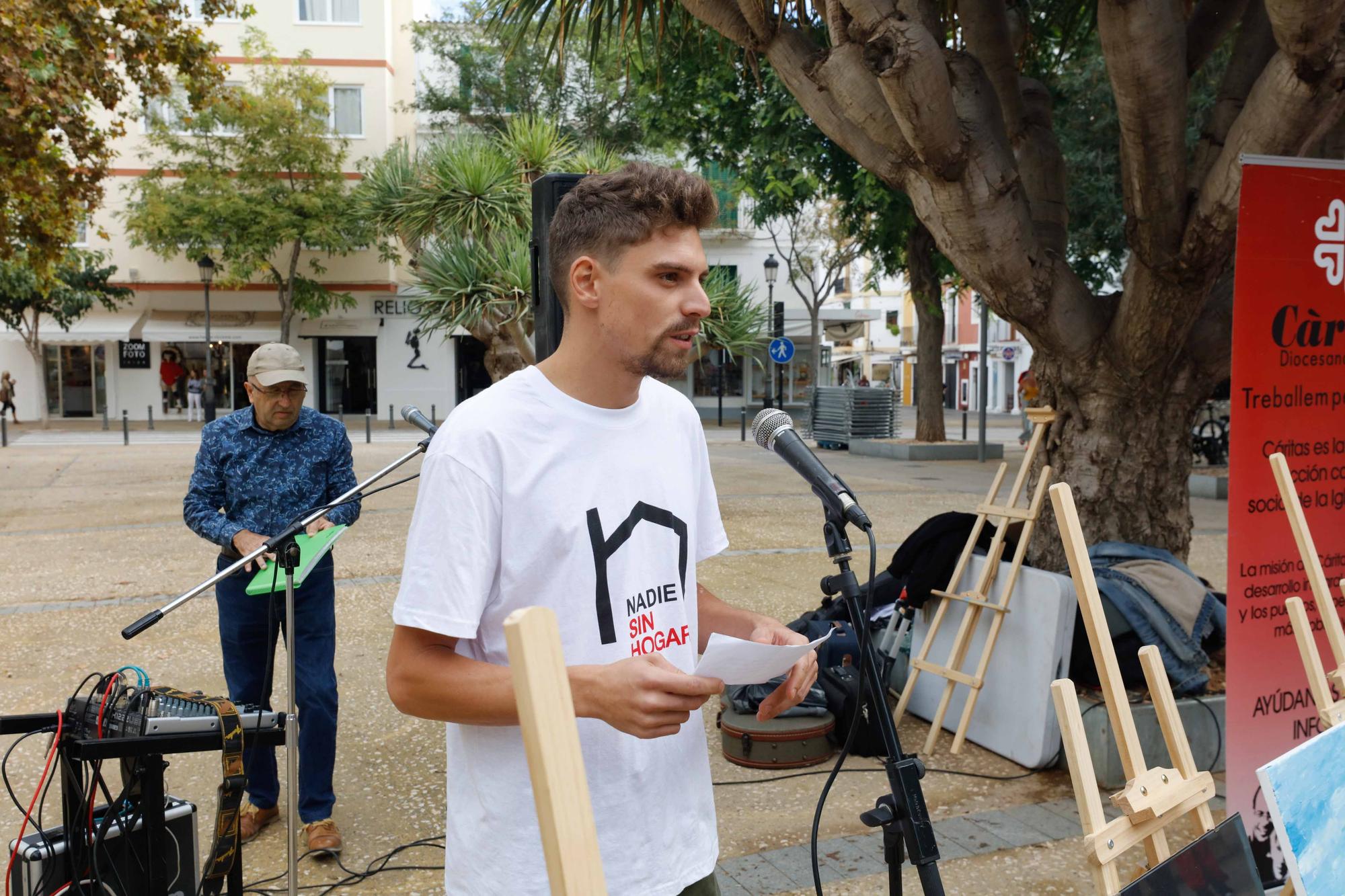 Concentración en Vara de Rey para reclamar más recursos para las personas sin hogar en Ibiza