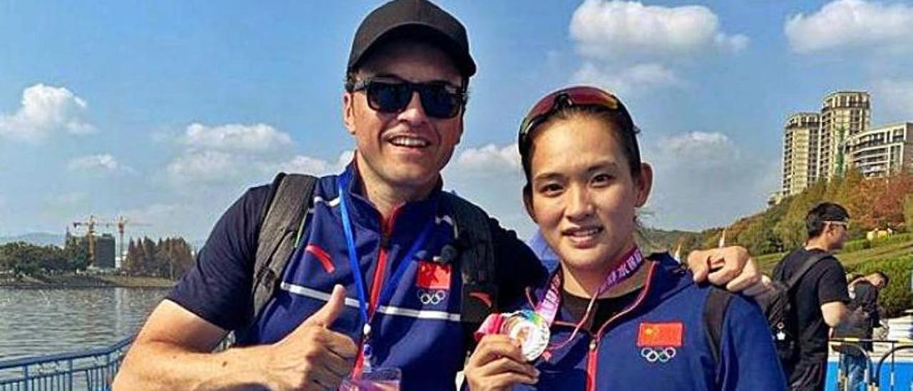 Carlos Justel, en los Campeonatos de China de piragüismo del pasado verano, con una deportista local.