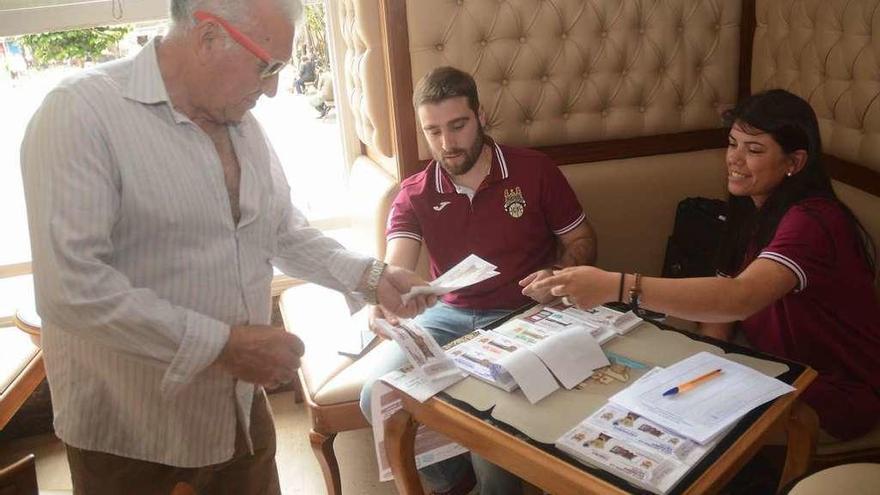 Un aficionado, retirando su entrada, ayer, en el Café Bar Carabela. // Rafa Vázquez