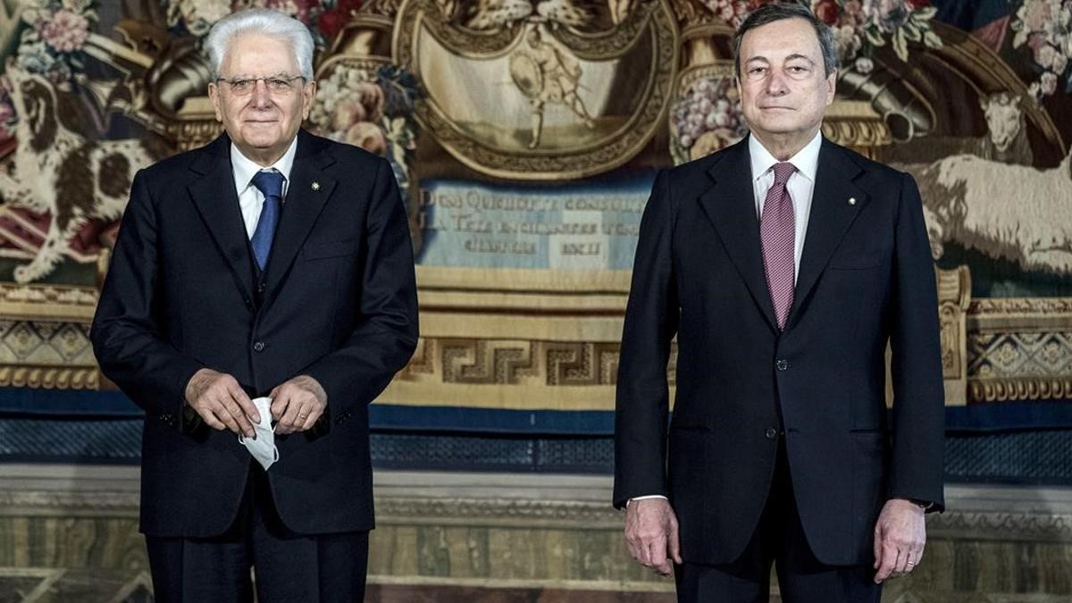 Rome (Italy)  13 02 2021 - Italian President Sergio Mattarella (L) and Prime Minister Mario Draghi (R) attend the new government s swearing-in ceremony at the Quirinal Palace in Rome  Italy  13 February 2021  Former European Central Bank (ECB) chief Mario Draghi has been sworn in on the day as Italy s prime minister after he put together a government securing broad support across political parties following the previous coalition s collapse  (Italia  Roma) EFE EPA ROBERTO MONALDO   POOL