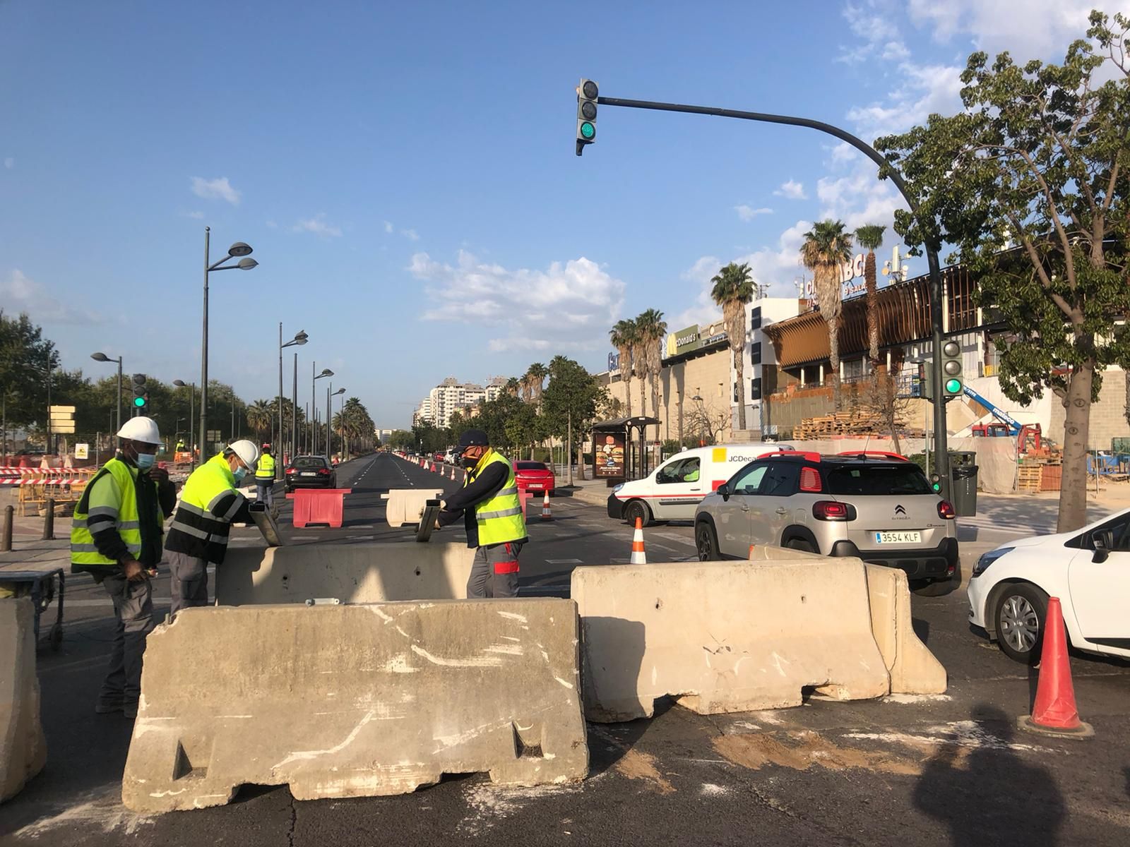 Obras en la avenida Antonio Ferrandis para la instalación de los raíles de la futura línea 10 de Metrovalencia