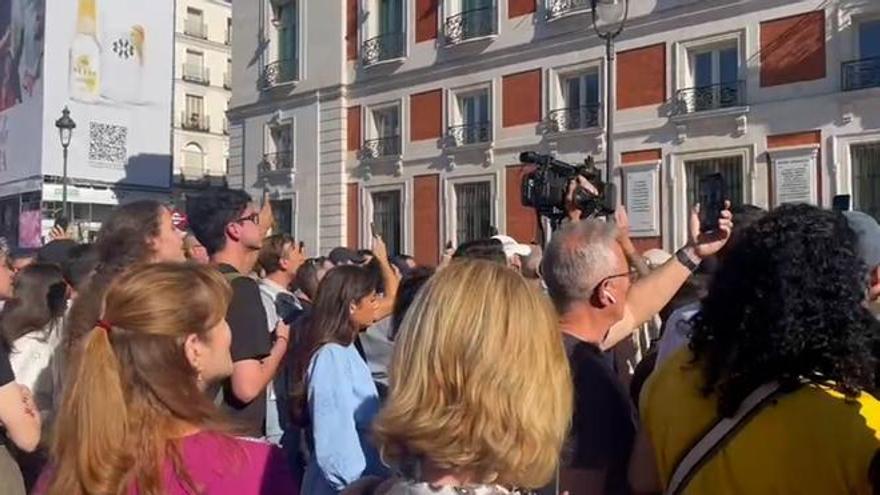 Cientos de seguidores se congregan en la madrileña Puerta del Sol para arropar a Milei al grito de "España está contigo"