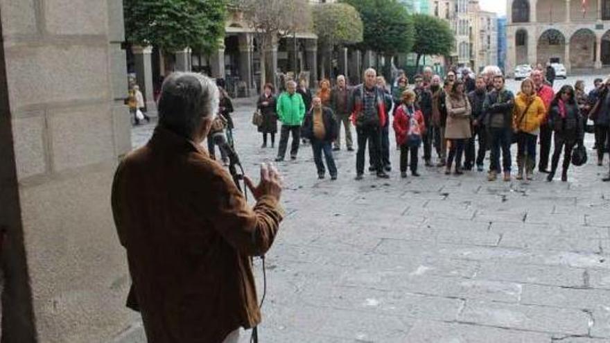 Antonio Robles, de espaldas, y los concentrados ayer al mediodía en la Plaza Mayor.