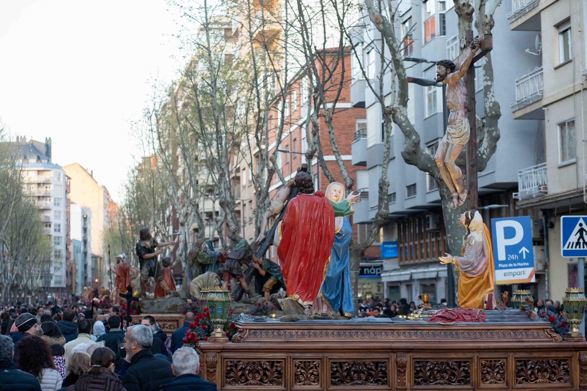 GALERÍA | La salida de Jesús Nazareno y las tradicionales sopas de ajo, en imágenes