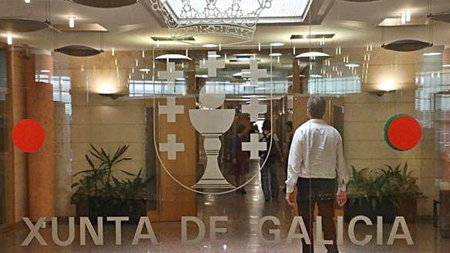 Acceso a las dependencias de la Xunta de Galicia en Santiago.