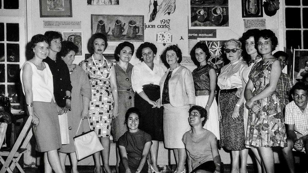 Las colaboradoras de ‘Mujeres en la isla’ durante la visita de la artista Nina Kandinsky a la Escuela Luján Pérez, en 1962.
