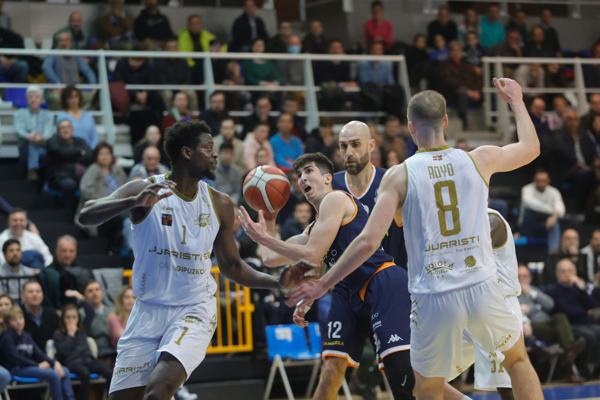 El Alimerka Oviedo Baloncesto gana un partido clave al Iraurgi ISB