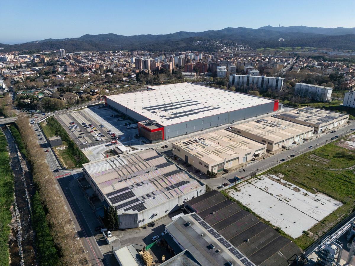 Polígono Industrial en Cerdanyola del Vallès, con la zona urbana en segundo plano.