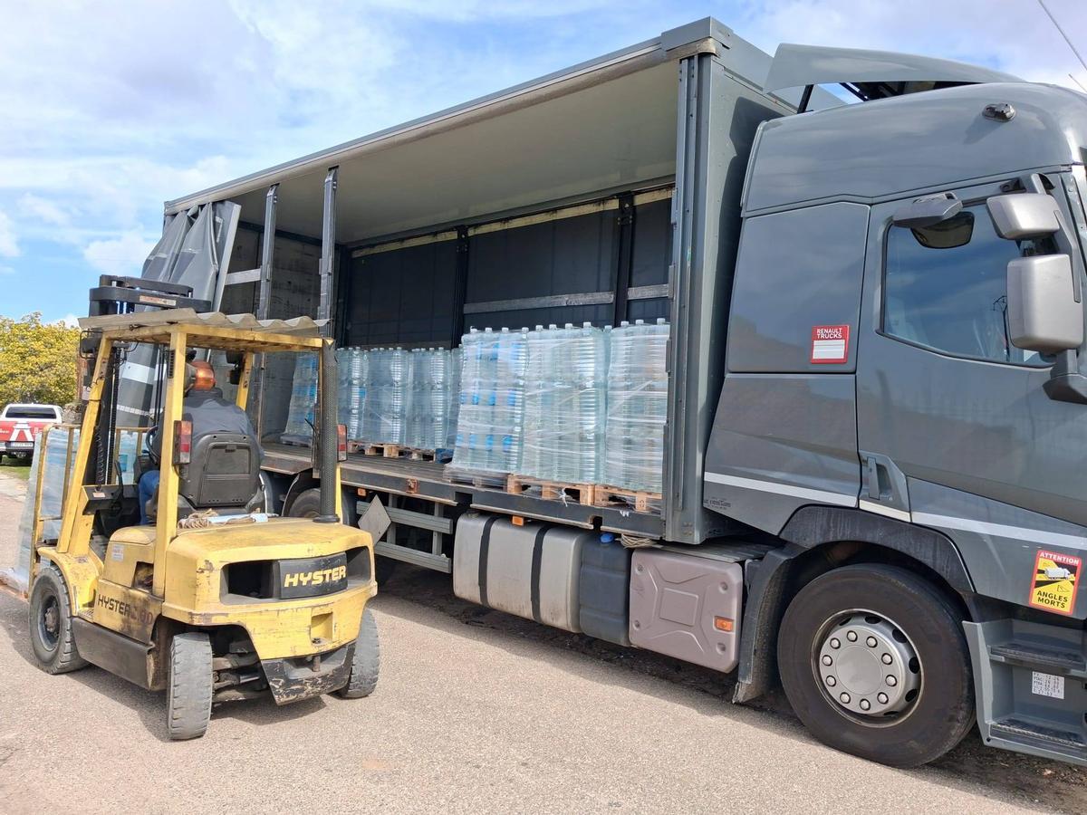 El camión enviado por la Diputación a Fermoselle cargado de garrafas de agua.
