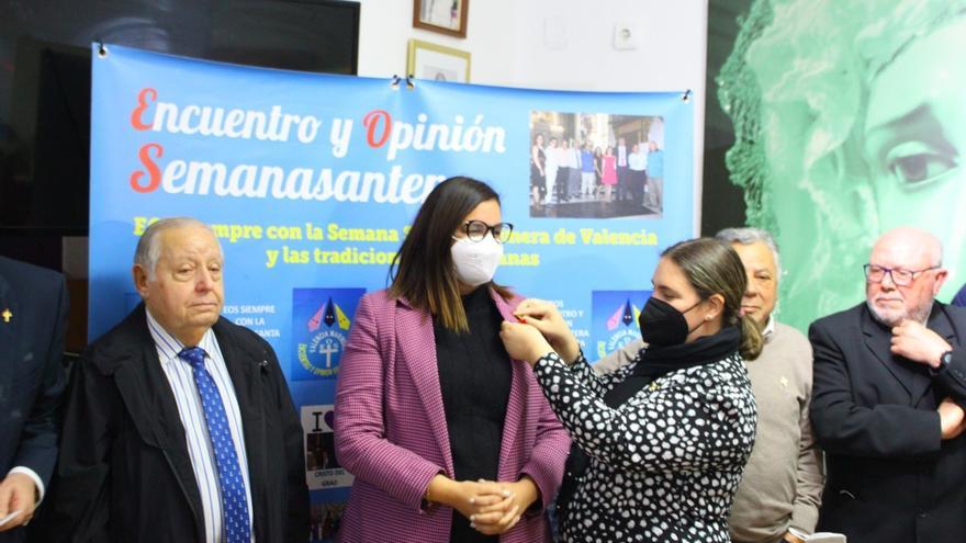 Sandra Gómez recibe la &#039;Creu Marinera&#039; de la Semana Santa Marinera