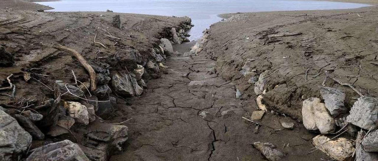 Un cauce seco en la vertiente agoladesa del pantano. // Bernabé/Javier Lalín