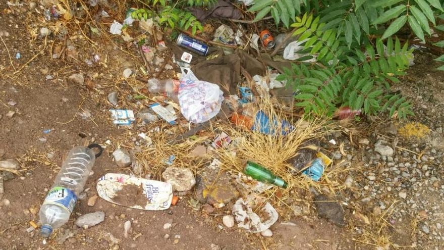 Basura esparcida por el suelo del Malecón.