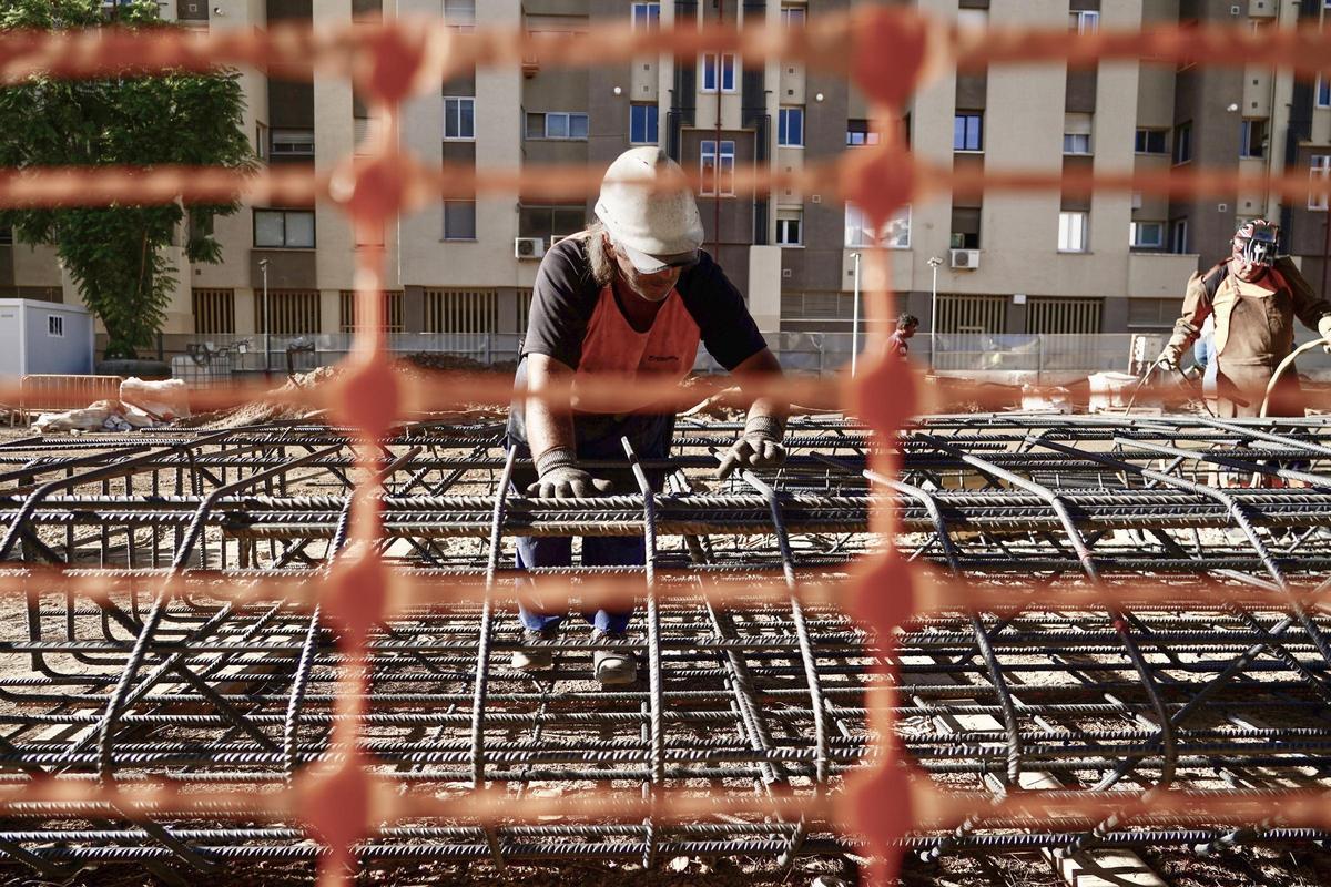 Dos obreros en la construcción de un edificio.