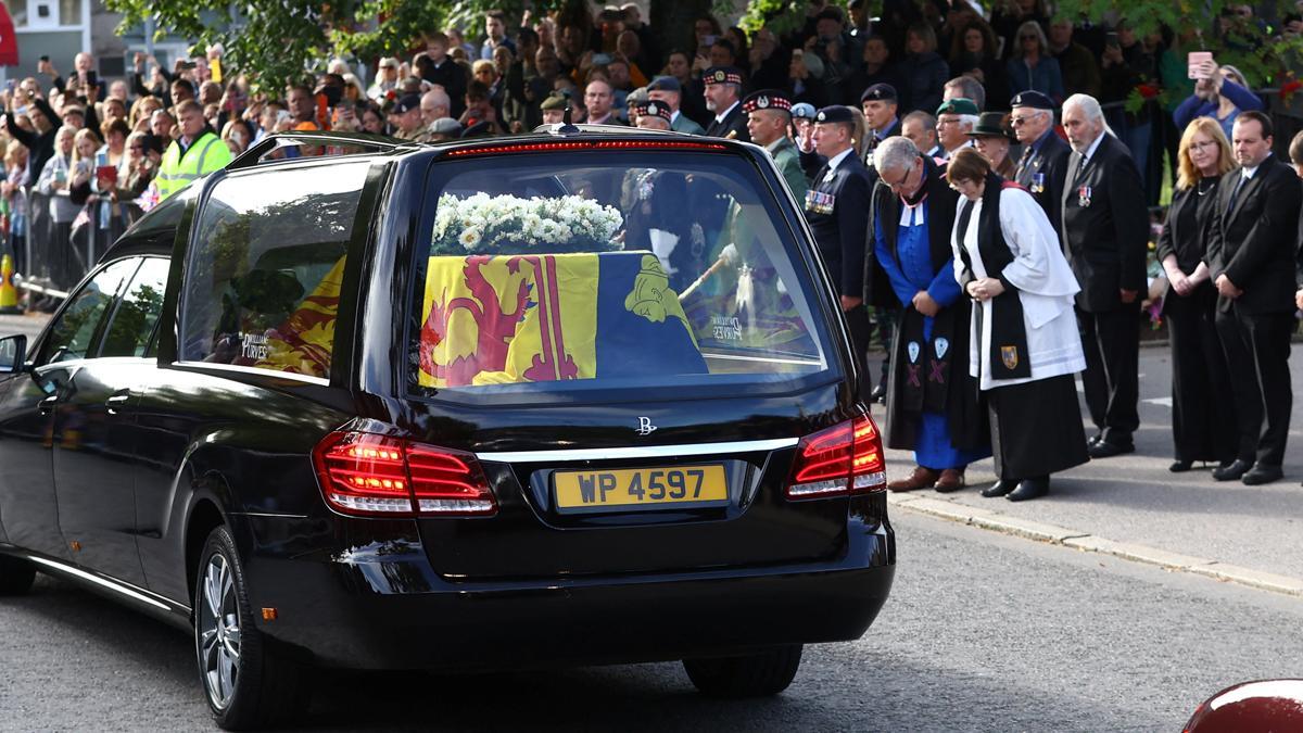 El coche fúnebre con los restos de la reina Isabel II de Inglaterra, a su paso por Ballater, cerca de Balmoral.