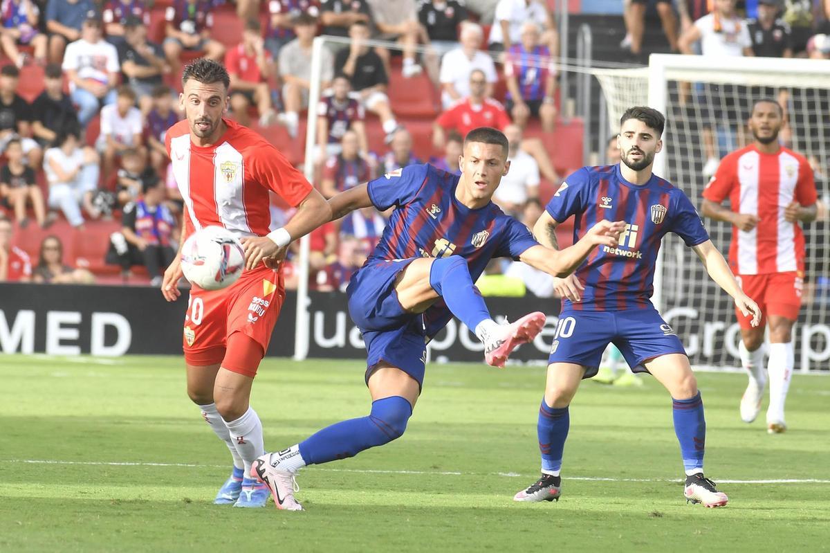 Victoria de Primera del Eldense ante el Almería (1-0)