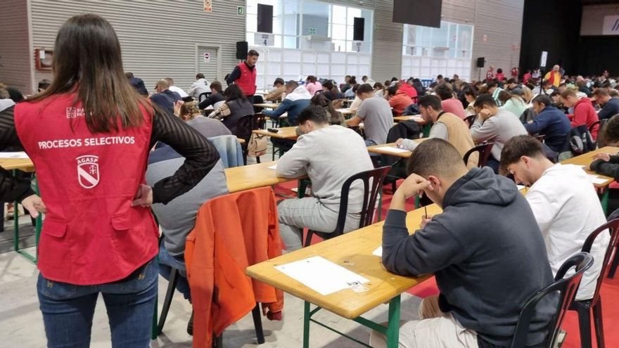 Aspirantes a una de las 96 plazas de auxiliar de Policía Local ayer, en la prueba realizada en Silleda.