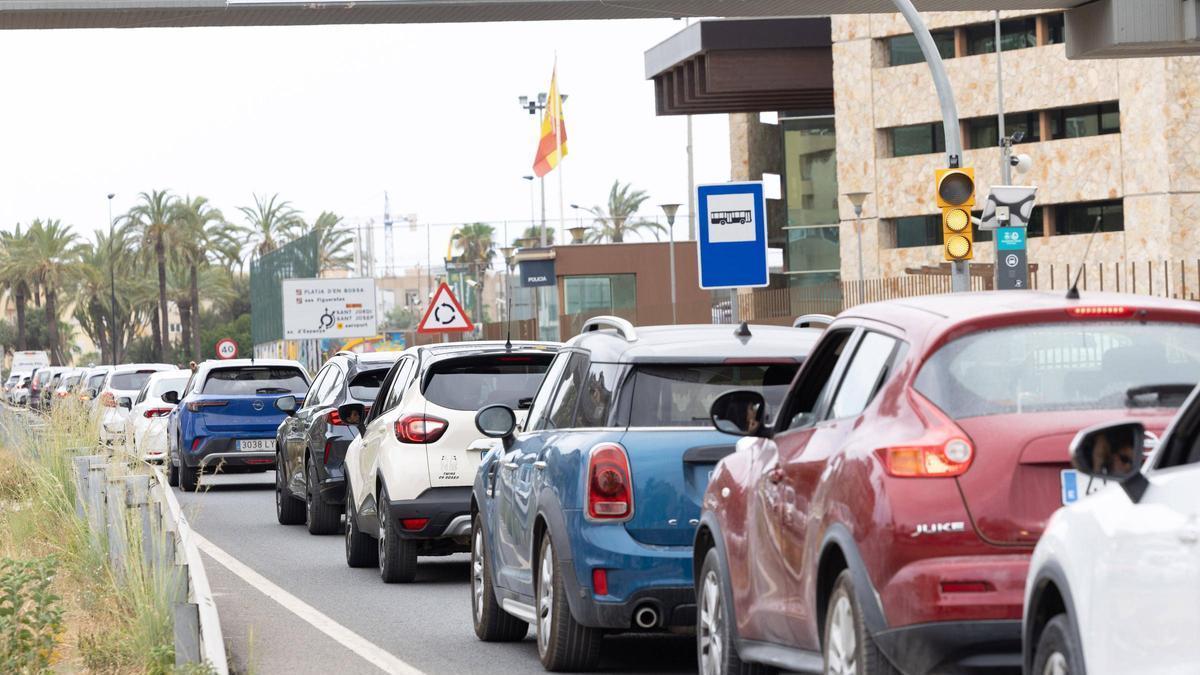 Coches que circulan por el centro de Ibiza.