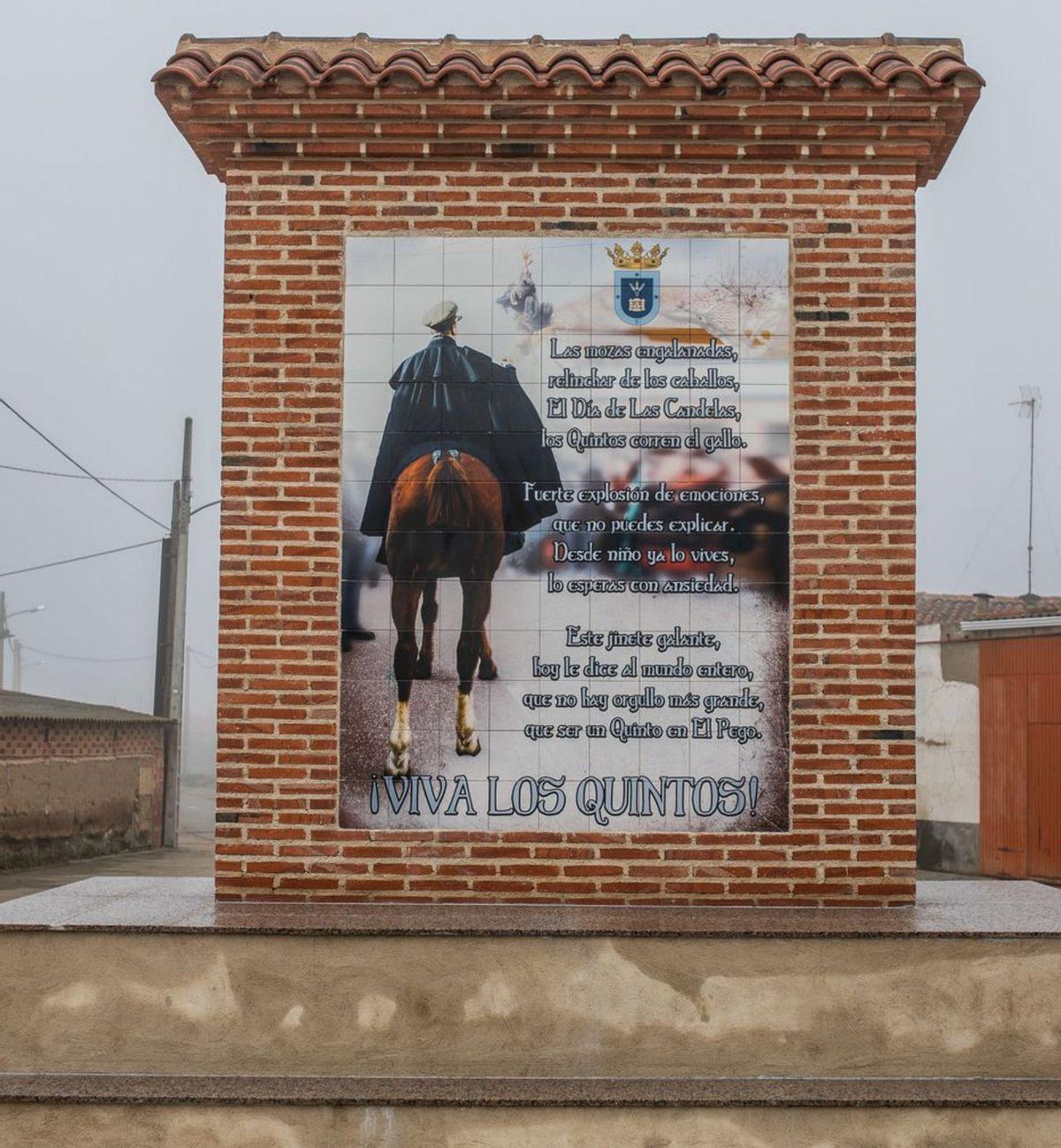Monumento a la fiesta del Gallo, en El Pego. |