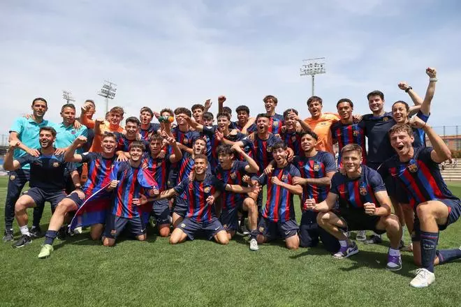 ¡Euforia absoluta! Así ha celebrado el Juvenil 'A' el título de Liga