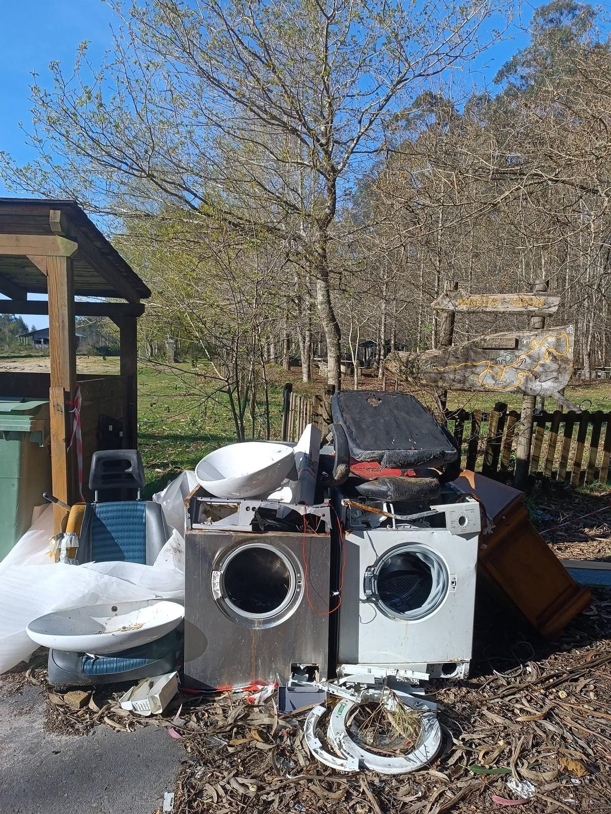 Imagen de los enseres depositados en el área recreativa de Chans, en la parroquia de Cela (Bueu).