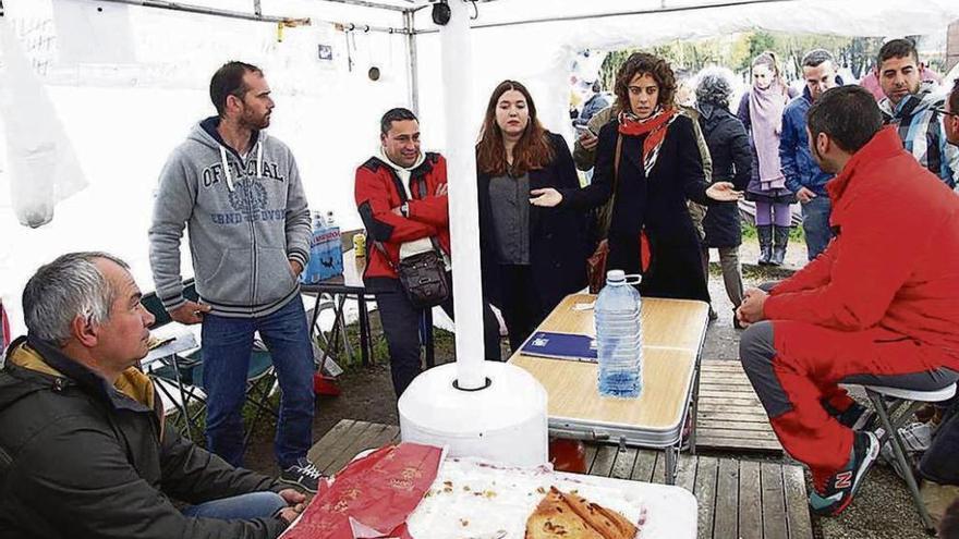 Alexandra Rodríguez, gesticulante en la imagen, en su visita al campamento del cerco. // FdV