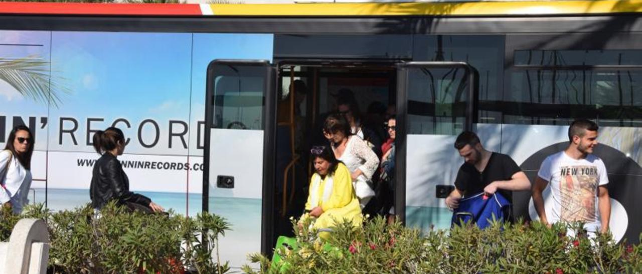 Un grupo de viajeros baja de un autobús en el municipio de Eivissa. | CÉSAR NAVARRO